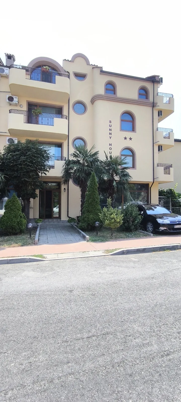 Сграда на Sunny House