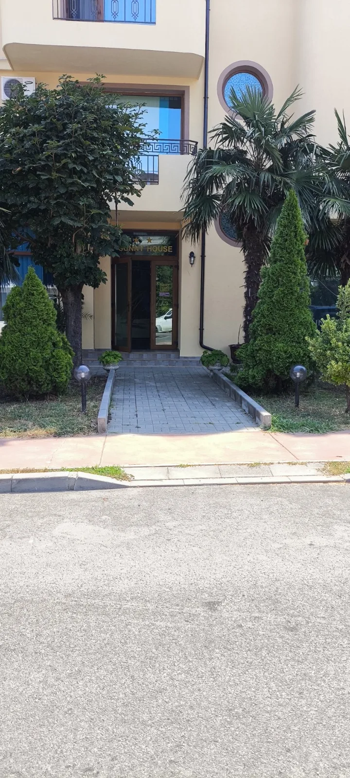 Вход на Sunny House