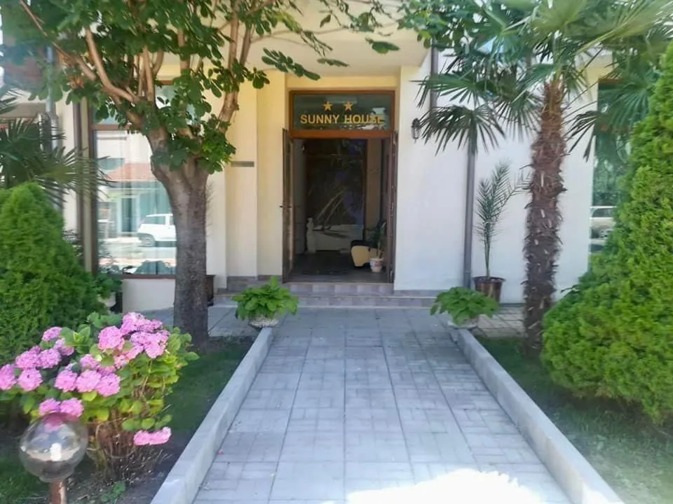 Вход към Sunny House